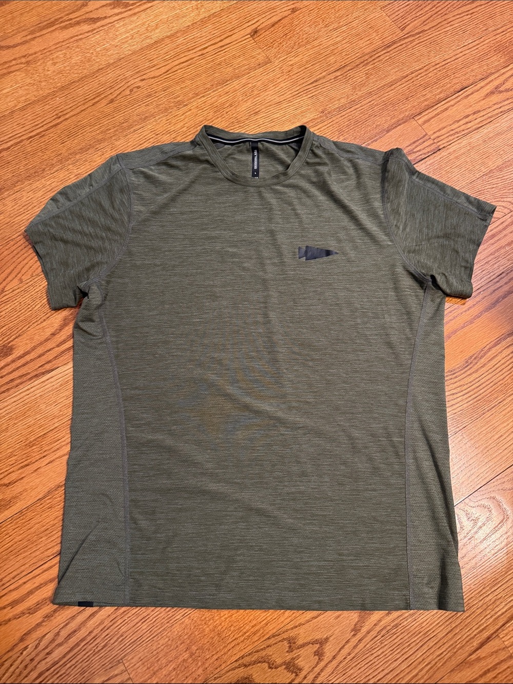 Like new- Men’s Ten Thousand shirt. Green. Large.